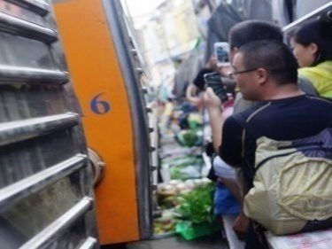 Train Strike Seriously Injures Tourist Guide at Folding Umbrella Market