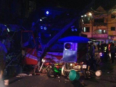 One hurt after bus crash in front of temple in Patong