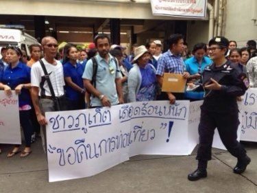 Phuket Beach Workers Protest at Prime Minister's Office in Bangkok