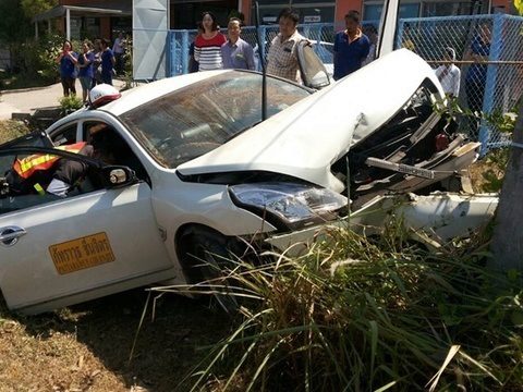 Phuket taxi driver falls asleep at wheel