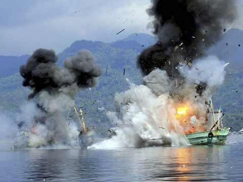 Indonesia sinks two Thai fishing boats