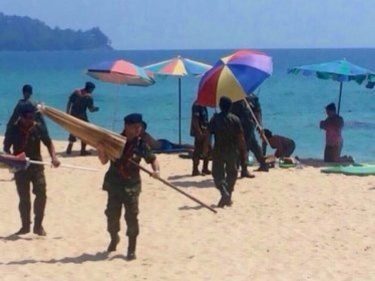 Phuket Officials Seize 50 Beach Umbrellas from Tourists at Surin