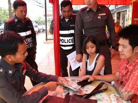 Phuket bank gives customer counterfeit B1,000 note