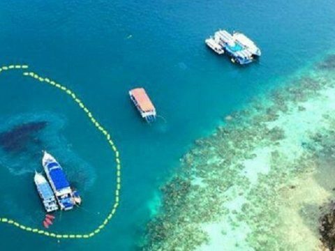 Facebook photo shows Phuket tour boat releases oil into the sea