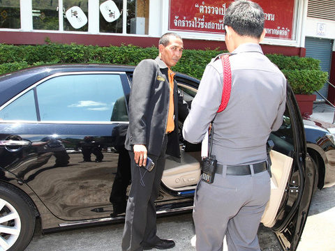 Whacko cop picks wrong target in Phuket