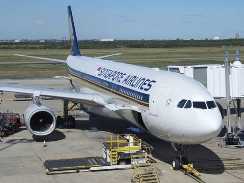 У самолета Singapore Airlines в полете отказали оба двигателя