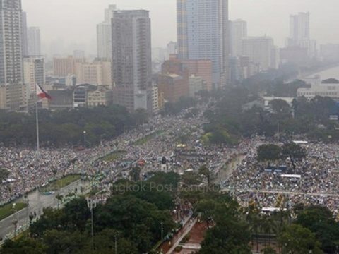 Record turn out for popes last day in Manila